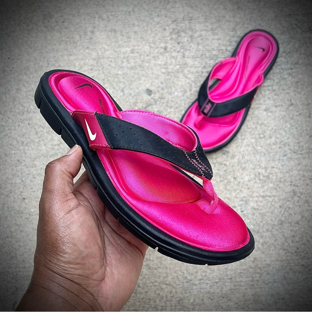 WMNS NIKE COMFORTS
THONGS PINKS BLACKS WHITES FOOTBEDS